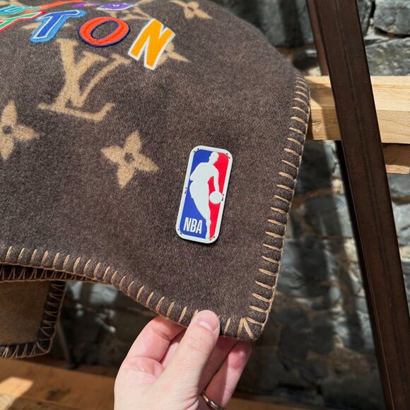 Louis Vuitton x NBA Lettering Brown Wool Cashmere Neo Monogram Blanket - Picture 3 of 13